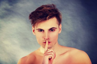 genç adam gösteren sessiz jest.