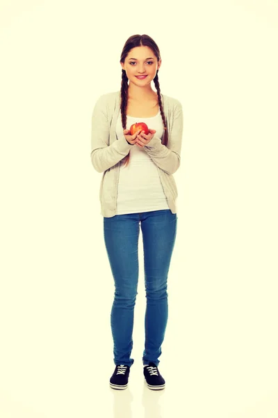 Adolescente sosteniendo una manzana . — Foto de Stock