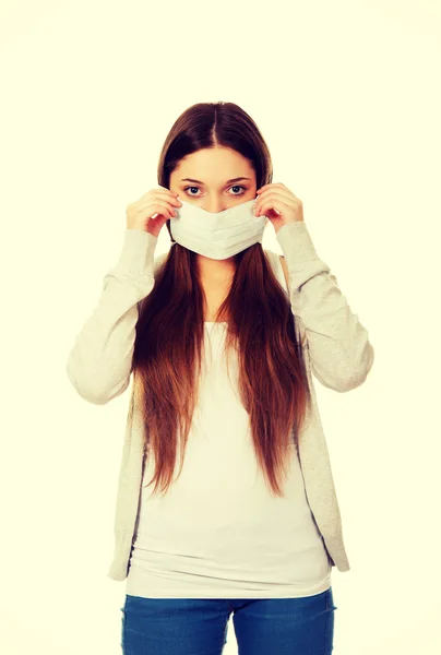 Adolescente donna con maschera protettiva . — Foto Stock