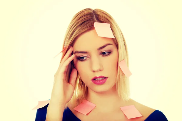 Žena s poznámek sticky notes. — Stock fotografie