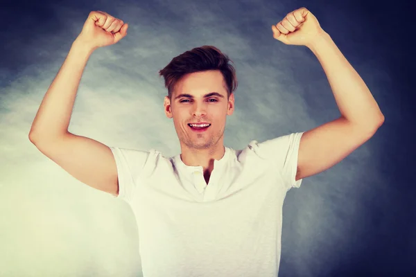 Homem jovem mostrando gesto vencedor . — Fotografia de Stock