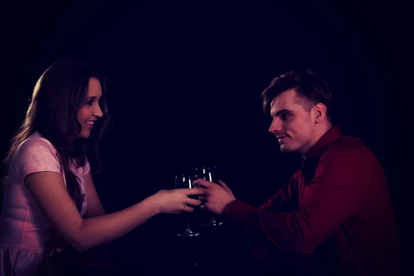 Casal com vinho por uma mesa . — Fotografia de Stock