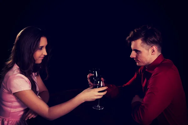 Casal com vinho por uma mesa . — Fotografia de Stock