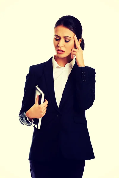 Porträt einer Geschäftsfrau, die ihre Notizen hält — Stockfoto