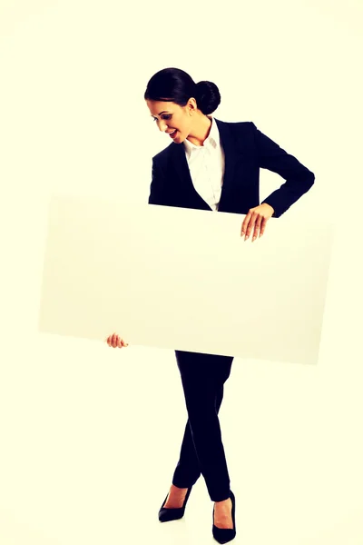 Empresaria sosteniendo estandarte blanco —  Fotos de Stock