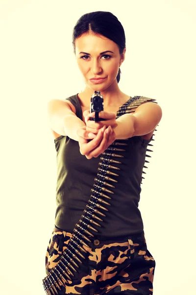 Στρατιωτική γυναίκα φοράει ζώνη σφαίρα και γυρίσματα — Φωτογραφία Αρχείου