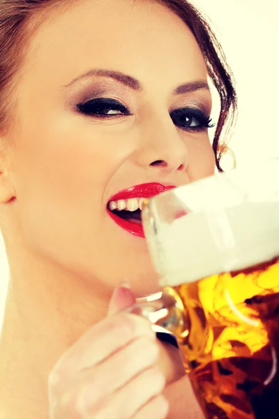 Bavorské žena pije pivo. — Stock fotografie