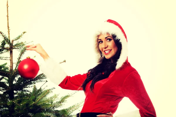 Sorrindo mulher decorando árvore de Natal — Fotografia de Stock