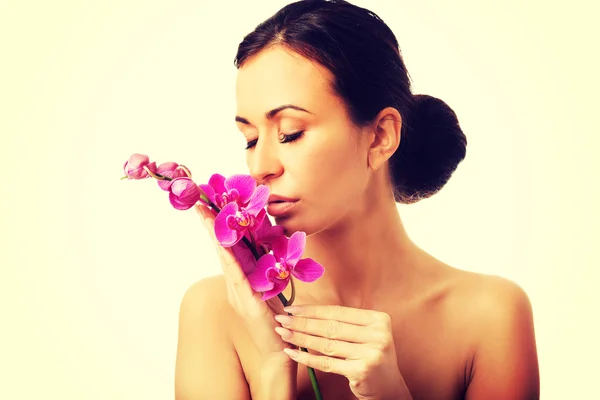 Topless vrouw met paars orchid branch — Stockfoto