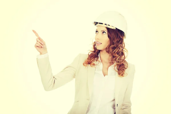 Бізнес-леді в білому шоломі вказує вгору . — стокове фото