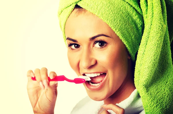 Mujer en albornoz cepillándose los dientes — Foto de Stock