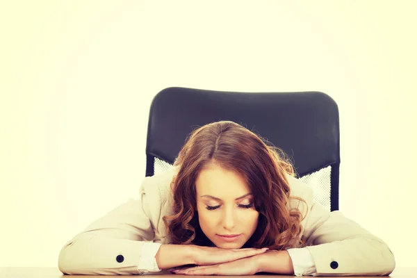 Affärskvinna med en tupplur på hennes skrivbord. — Stockfoto