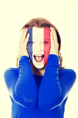 Kadının yüzündeki Fransız bayrağı ile.