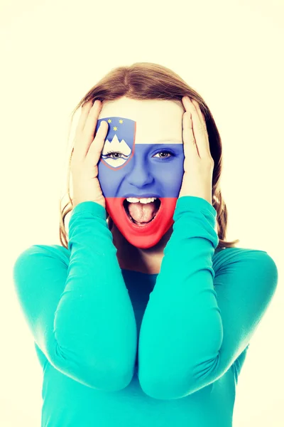 Mujer con bandera de Eslovenia en la cara . — Foto de Stock