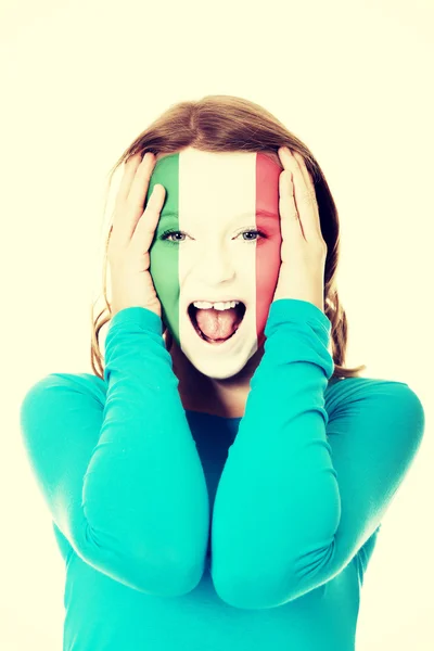 Frau mit italienischer Flagge im Gesicht. — Stockfoto