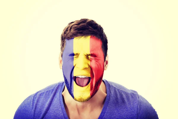 Mężczyzna z flagą Andora na twarzy krzyczy. — Zdjęcie stockowe