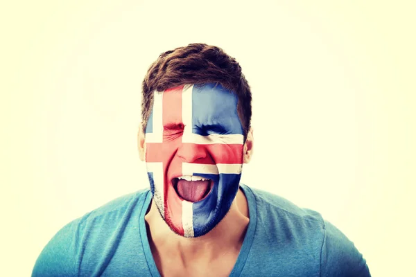 Mężczyzna z flaga Islandii na twarzy krzyczy. — Zdjęcie stockowe