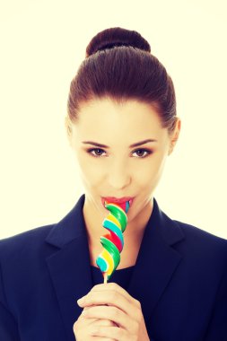 Genç işkadını bir lolipop yalamak
