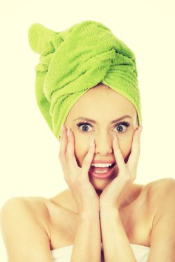 Türban havlu ile şok kadın.