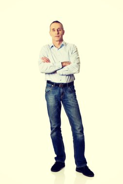 Katlanmış kollu yakışıklı adam