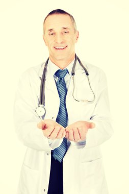 Olgun erkek doktor açık elle