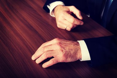 businessmans Eller masanın üstüne koydum