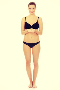 Boş ellerle bikinili kadın.