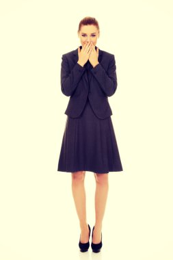 İş kadını ağzını kapatıyor..