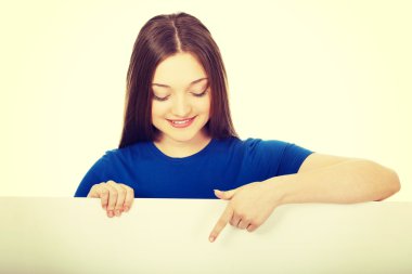 mutlu kadın boş tahtada işaret.