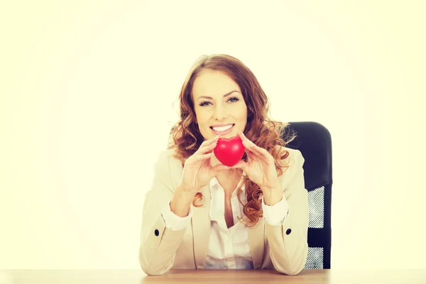 Business kvinna anläggning röd hjärta. — Stockfoto
