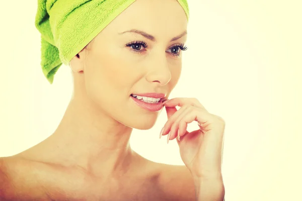 Bellezza donna con asciugamano turbante . — Foto Stock