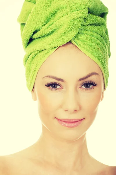 Femme de beauté avec serviette turban . — Photo