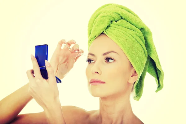 Beautiful woman plucking her eyebrow. — Stock Photo, Image