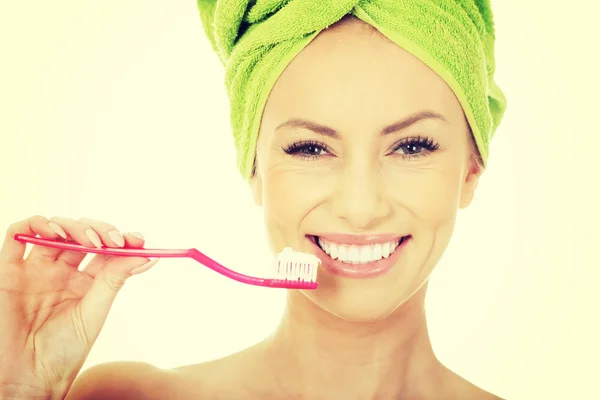 Belle femme avec brosse à dents . — Photo