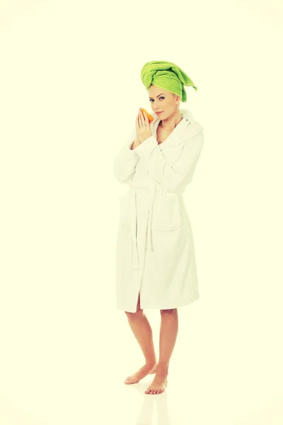 Fürdő nő fürdőköpeny, tartó narancssárga. — Stock Fotó
