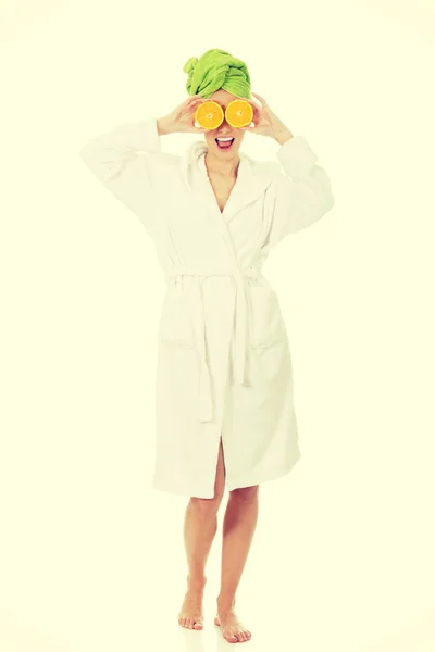 Mulher Spa em roupão de banho com laranja . — Fotografia de Stock