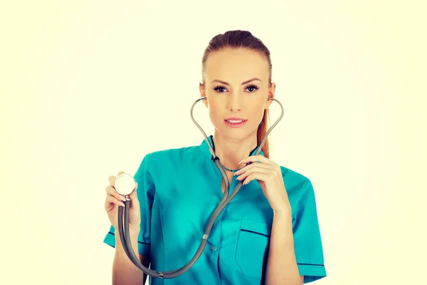 Mujer sonriente médico con estetoscopio . —  Fotos de Stock