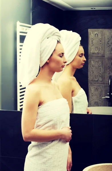 Natural beautiful woman in bathroom. — Stock Photo, Image