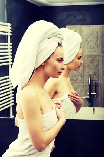 Mujer hermosa natural en el baño . —  Fotos de Stock