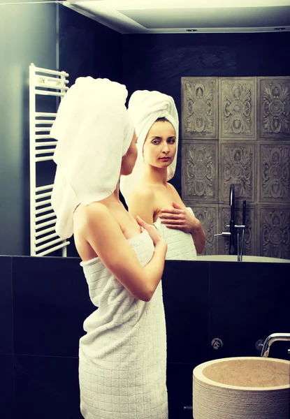 Natural beautiful woman in bathroom. — Stock Photo, Image
