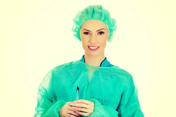 Female doctor with a scalpel. — Stock Photo, Image