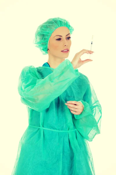 Medico chirurgo con una siringa in mano . — Foto Stock