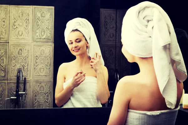 Attractive woman applying parfume. — Stock Photo, Image