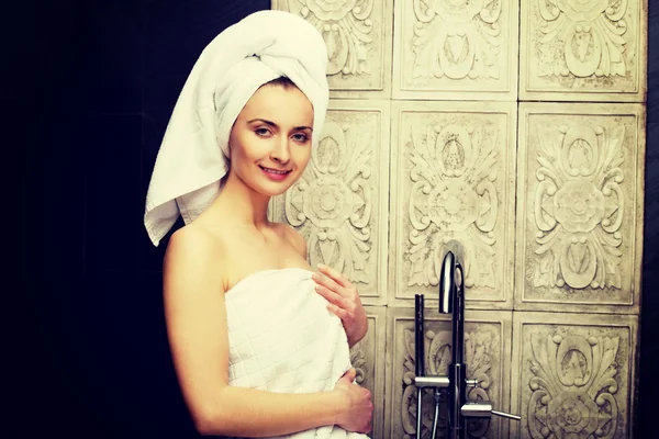 Mujer hermosa natural en el baño . —  Fotos de Stock