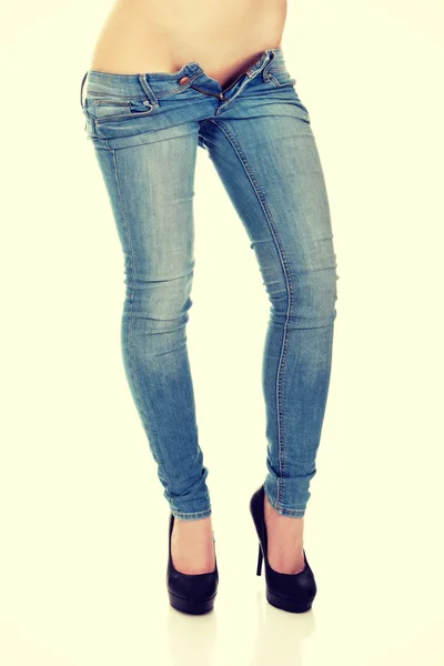 Ženské nohy v džínách a vysoké boty na podpatku. — Stock fotografie