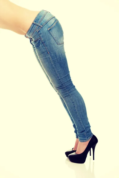 Female legs in jeans and high heel shoes. — Stock Photo, Image