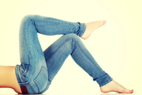 Женщина лежит в джинсах . — стоковое фото