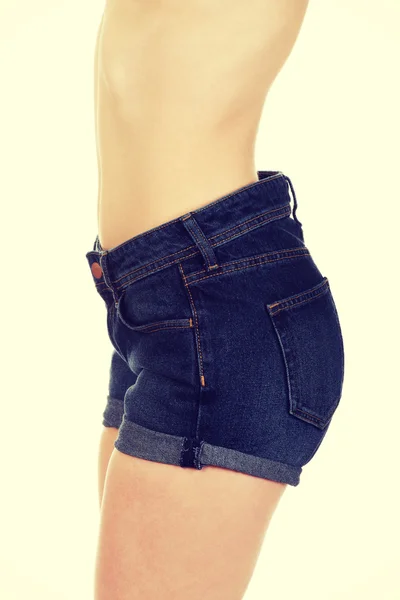 Sexig kvinna i jeans shorts. — Stockfoto