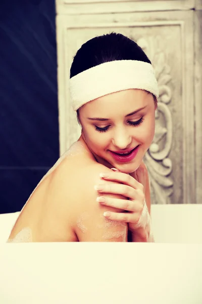 Badende Frau entspannt in Badewanne. — Stockfoto
