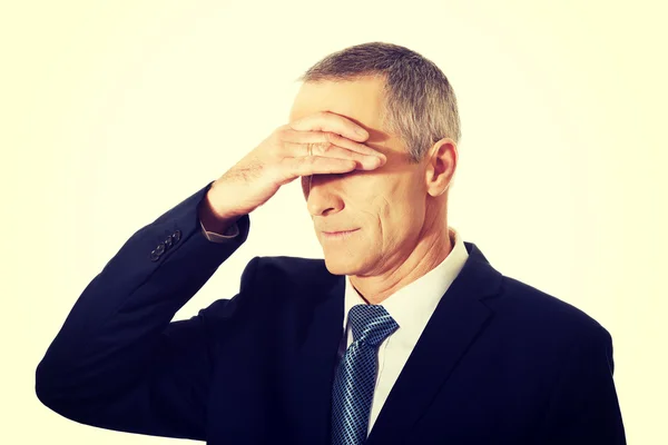 Stressad affärsman som täcker hans ansikte — Stockfoto